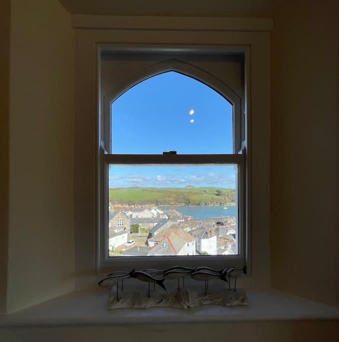 - 2 Bedroom Flat, Fantastic Harbour Views *